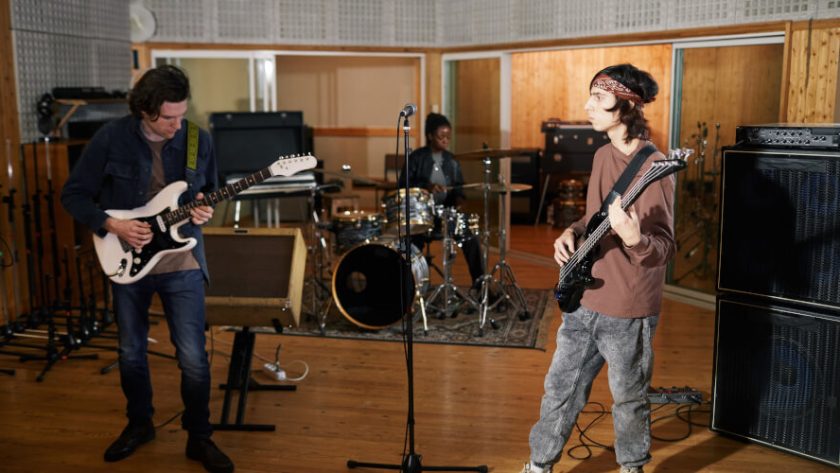 練習をするバンドメンバー