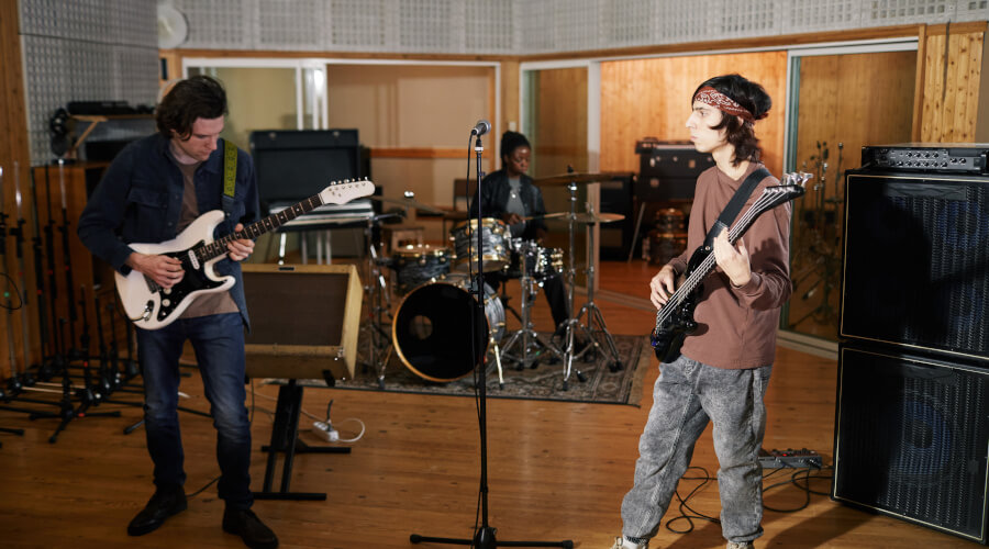 練習をするバンドメンバー