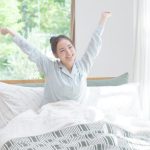 気持ちよく目覚めた女性