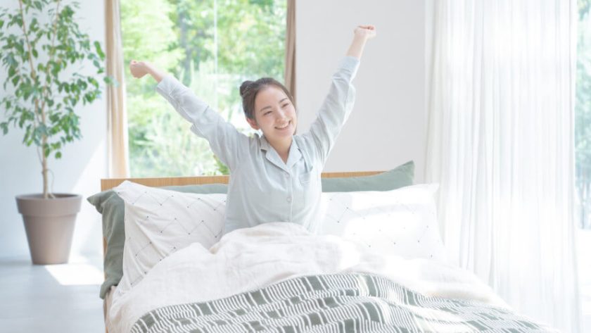 気持ちよく目覚めた女性