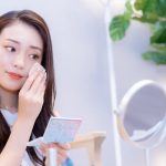 メイクをする女性