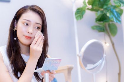 メイクをする女性