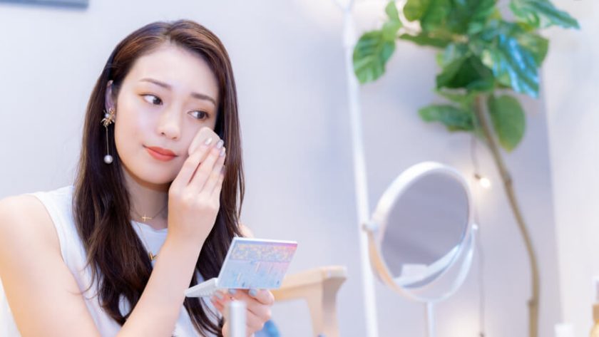 メイクをする女性