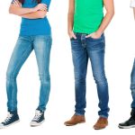 スニーカーを履く男女