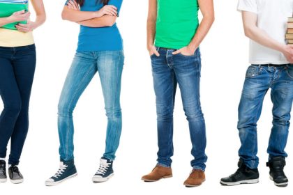 スニーカーを履く男女