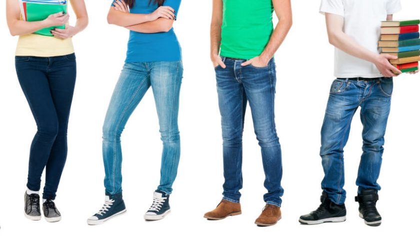 スニーカーを履く男女