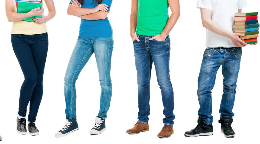 スニーカーを履く男女